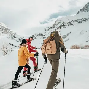 ski all inclusive con tres personas en la montaña