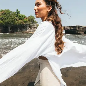 mujer Bali con fondo espectacular