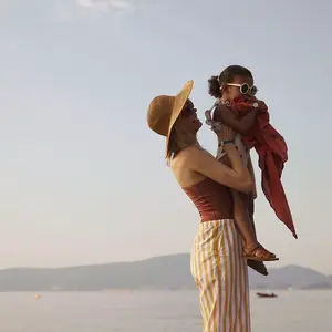 madre e hija en Palmiye Turquía