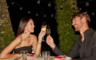 pareja cenando con decoración navideña