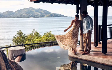 foto de una pareja en el resort con mar de fondo