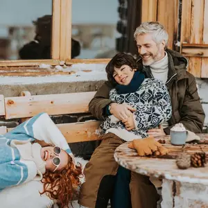 familia al aire libre en una mesa