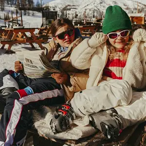 niños al aire libre en destino de nieve