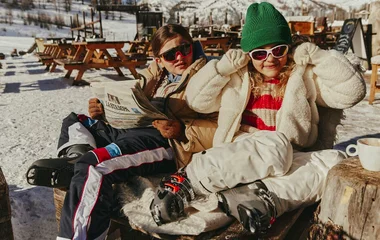 niños en la nieve al sol