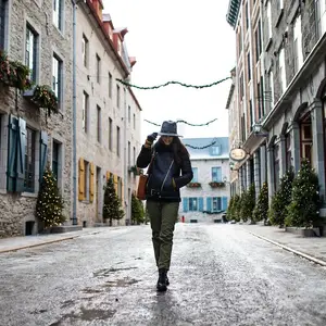 mujer caminando por el pueblo con decoraciones navideñas