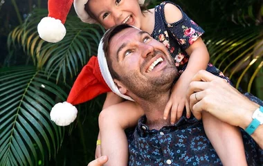 Padre e hija con gorrito de navidad