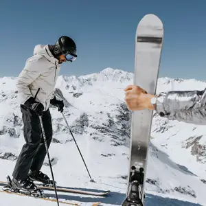 hombre en la montaña con esquies Club Med