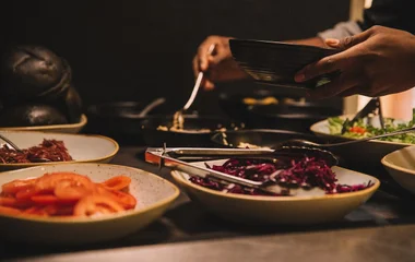 chef cocinando verduras