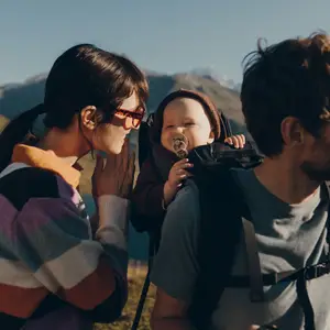 papas con bebe en la montaña verano