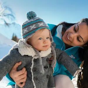 Mãe e filho na neve.