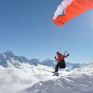 Pessoa saltando de paraski.