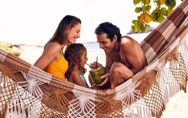 Família em piscina do resort com crianças se divertindo.