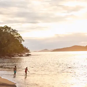 Casal se divertindo no mar.
