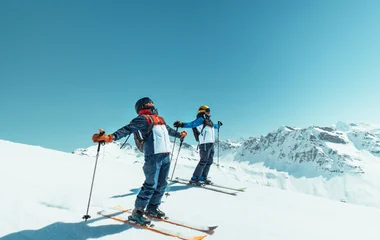 pessoas de braço aberto em montanha com neve