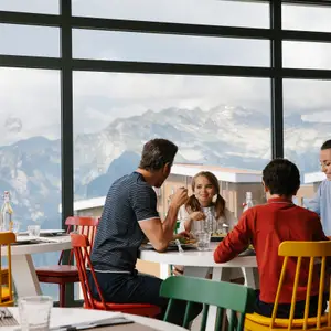 Família almoçando em restaurante do resort.