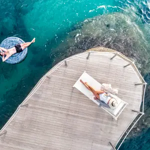 Boia no meio das águas do oceano