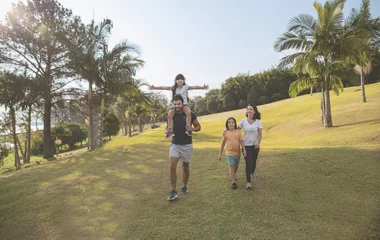Pai, mãe e dois filhos caminhando no resort Club Med Lake Paradise.