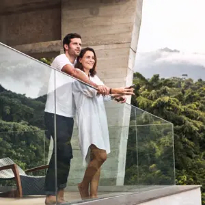 Pareja en el balcón de la suite Exclusive Collection de Rio das Pedras