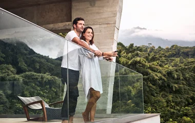 Casal na varanda do quarto do resort Rio das Pedras.