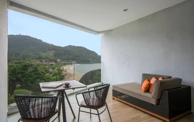 Imagem da varanda da suite Ecxlusive Collection de luxo com vista para o mar