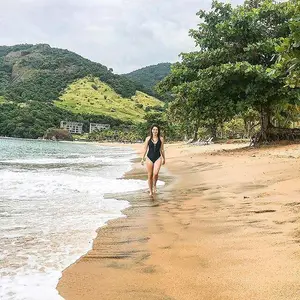 mulher andando na praia