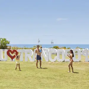 Família em frente ao letreiro de Trancoso no Club Med.