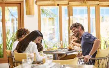 Familia en el restaurante del resort.