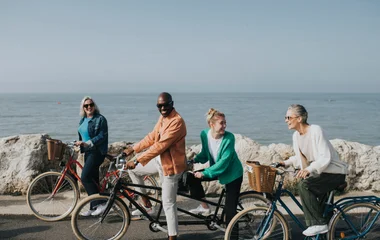 Grupo de pessoas andando de bicicleta.