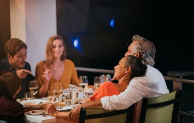 Família jantando em Kani enquanto conversam