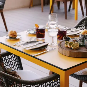 mesa de restaurante com bebidas e aperitivos