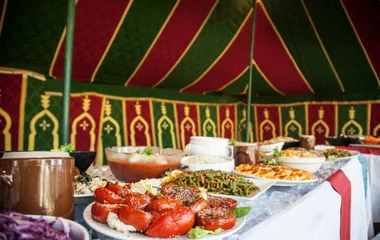 mesa com diferentes comidas típicas de Marrakech