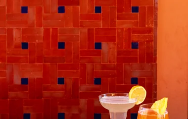 Mesa com drinks e aperitivos para acompanhar