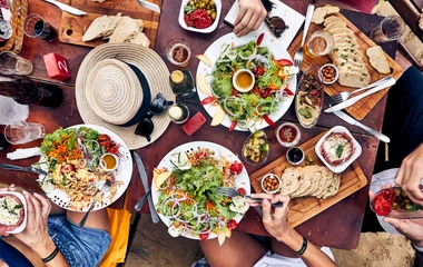 mesa con varios platos