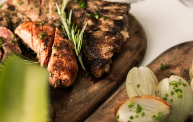 Tábuas de madeira com churrasco e cebola.