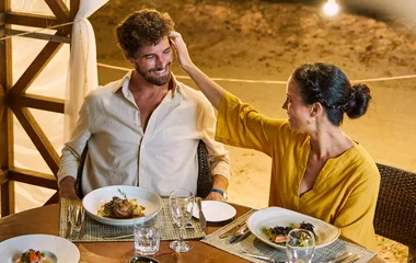 Casal jantando em restaurante a noite