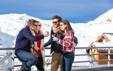 Casais conversando no resort nos Alpes.