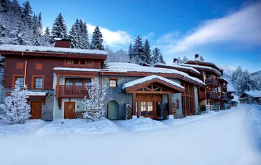 Vista do resort na neve