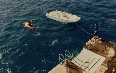 homem praticando caiaque