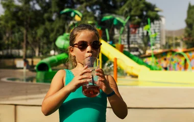 Criança tomando suco no resort Club Med