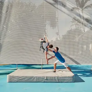 GM praticando trapézio voador com ajuda de um GO.