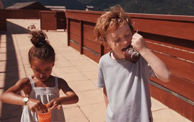 crianças em cima de ponte em destino turístico