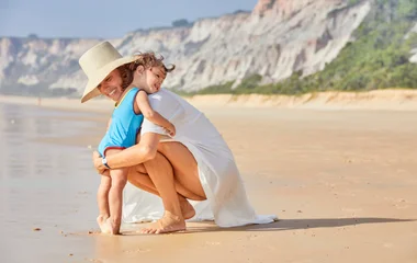 Mãe e filha na praia.