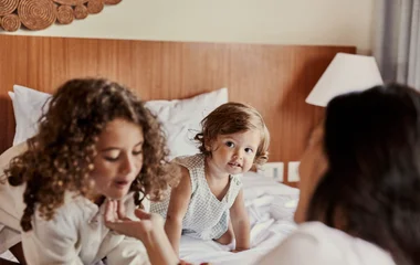 família em resort com bebê deitado
