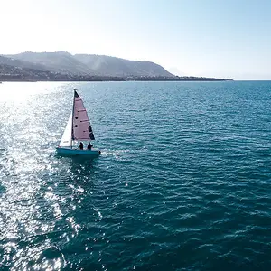 Barco no meio do oceano