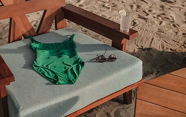 roupa de banho na cadeira