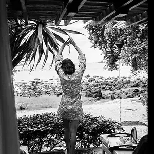 Mulher na varanda do quarto do resort