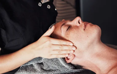 Mulher sendo massageada no rosto no SPA do Club Med.