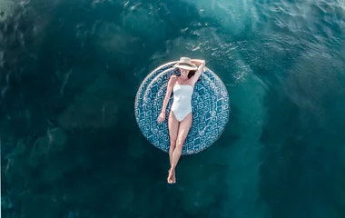 Mulher em uma boia na água