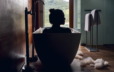 Mulher na banheira relaxante.