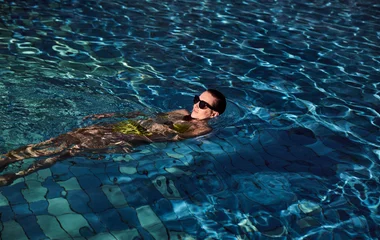 Mulher nadando no Club Med Lake Paradise.